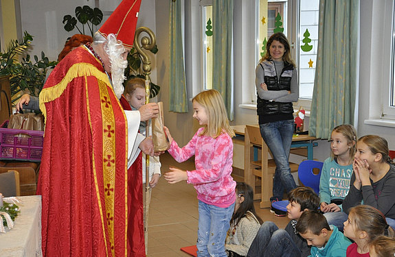 Der Nikolaus besucht die Volksschule
