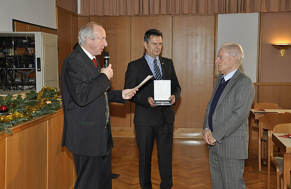 Verleihung der goldenen Ehrennadel an Rupert Stummer