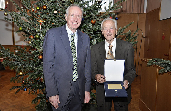 Verleihung der goldenen Ehrennadel an RegRat Josef Hanus