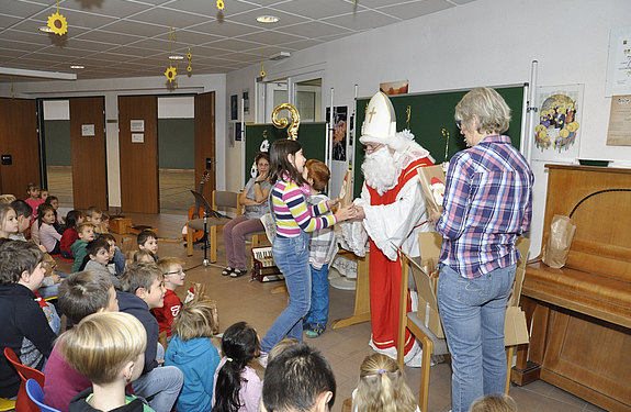 Der Heilige Nikolaus besucht die Volksschule