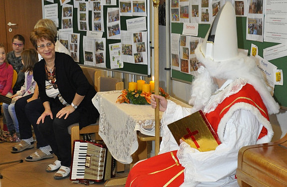 Der Heilige Nikolaus besucht die Volksschule