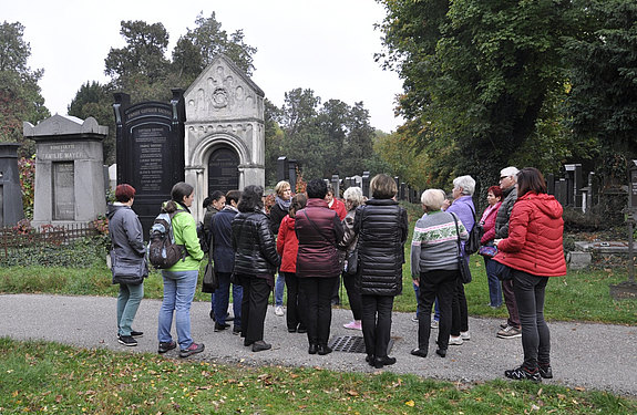 Führung der Moosbrunner VP-Frauen im Zentralfriedhof