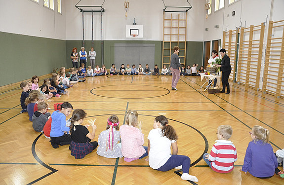 Schultütenaktion der Bäuerinnen in der Volksschule Moosbrunn