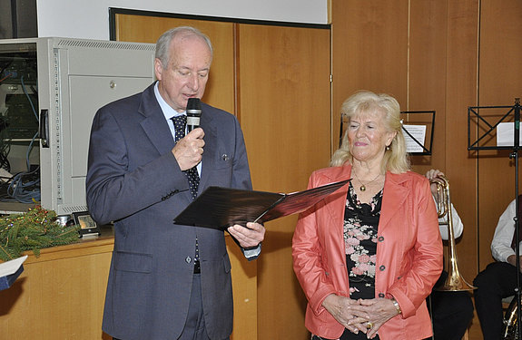 Verleihung der goldenen Ehrennadel an Katharina Tauber
