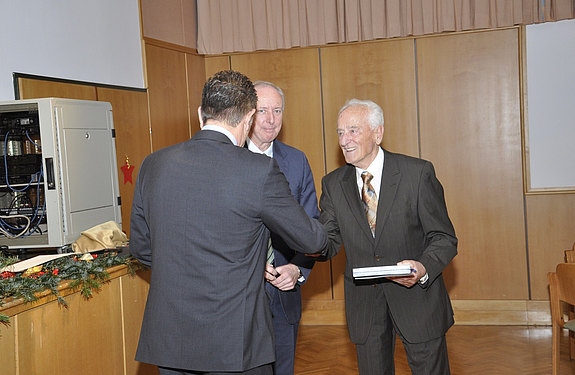 Verleihung der goldenen Ehrennadel an RegRat Josef Hanus