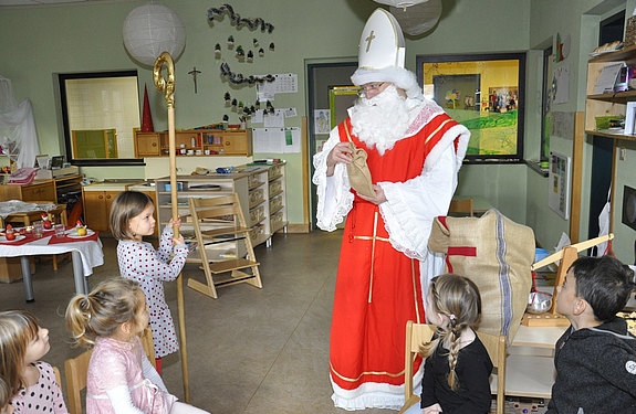 Der Heilige Nikolaus kommt in den Kindergarten