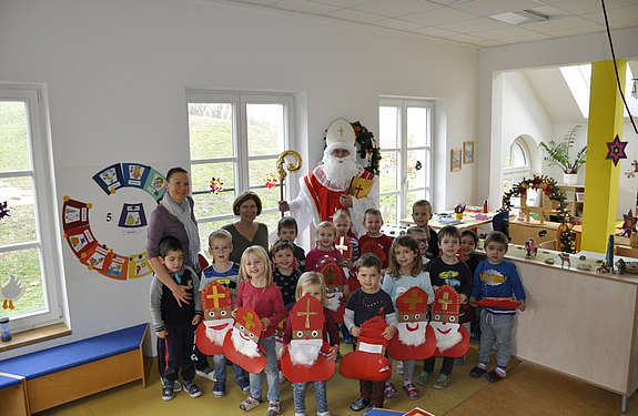 Der Heilige Nikolaus kommt in den Kindergarten